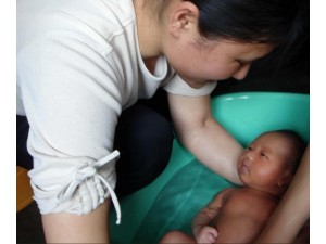 婴儿洗澡、抚触、按摩,观察及护理。