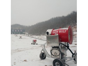 炮筒式造雪机已广泛应用 设置吊装挂钩方便了移动造雪机造雪