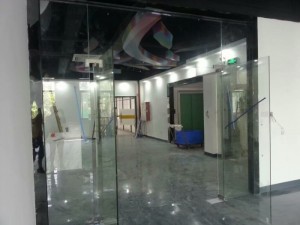 海珠昌岗中玻璃门定做,江南西钢化玻璃门安装维修,玻璃隔断安装