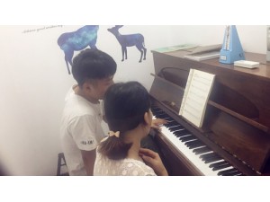 坂田附近学钢琴，钢琴培训我手指比较短适合学琴吗？