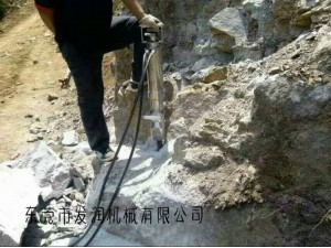 露天土石方开挖新设备手持式液压劈裂机分裂器使用方法