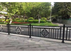 广州道路特色护栏 黑色镀锌栏杆 马路防护隔离围栏